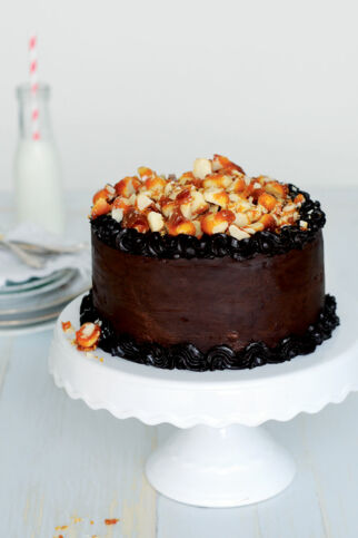 Macadamia-Schokoladen-Torte mit Salzkaramell Macadamia-Schokoladen-Torte mit Salzkaramell