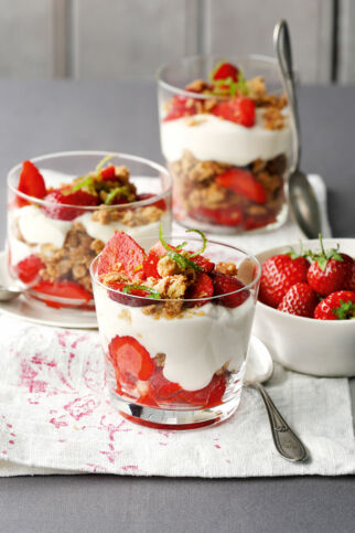 Erdbeer-Kokos-Trifle mit Ingwerstreuseln Erdbeer-Kokos-Trifle mit Ingwerstreuseln