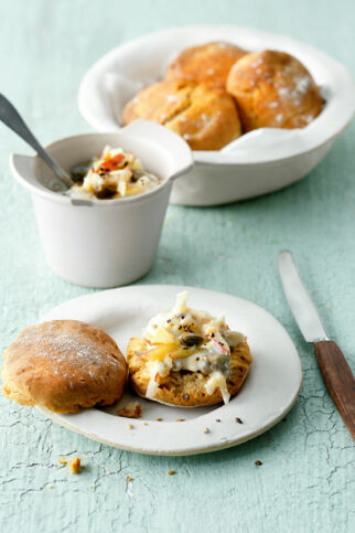 Knoblauchscones mit Apfel-Kapern-Dip Knoblauchscones mit Apfel-Kapern-Dip