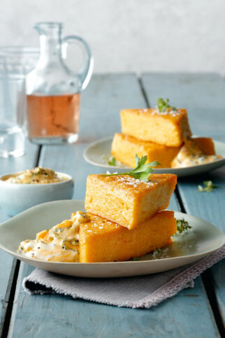 Gewürzpolenta-Ecken mit Kürbismayonnaise Gewürzpolenta-Ecken mit Kürbismayonnaise