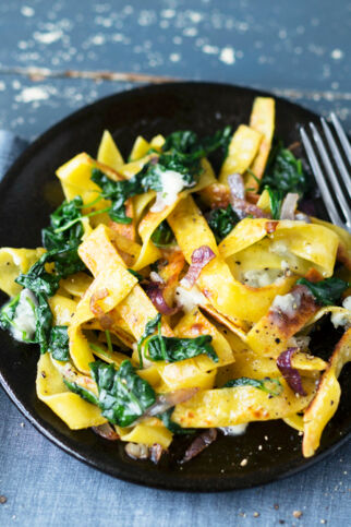 Knuspernudeln mit Spinat Knuspernudeln mit Spinat