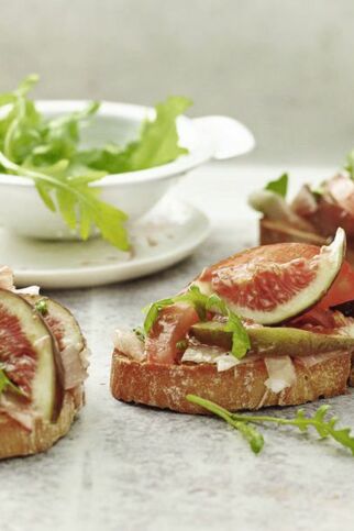 Bruschette mit Tomaten und Feigen Bruschette mit Tomaten und Feigen