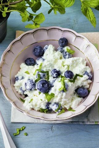 Körniger Frischkäse mit Heidelbeeren und Minze Körniger Frischkäse mit Heidelbeeren und Minze
