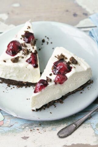 Frischkäsetorte mit Kirschen Frischkäsetorte mit Kirschen