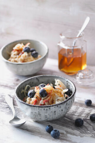 Porridge mit Apfel und Heidelbeeren Porridge mit Apfel und Heidelbeeren