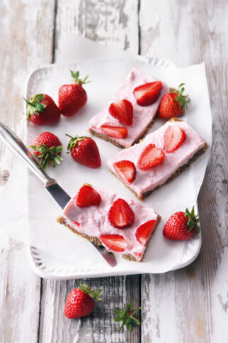 Cheesecake-Bars mit Erdbeeren und Honig Cheesecake-Bars mit Erdbeeren und Honig