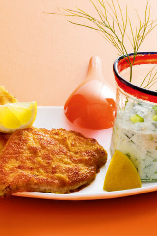 Putenschnitzel mit frischer Gurkensauce Putenschnitzel mit frischer Gurkensauce
