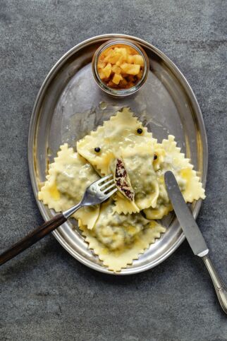 Blutwurst-Maultaschen mit Apfelkompott Blutwurst-Maultaschen mit Apfelkompott