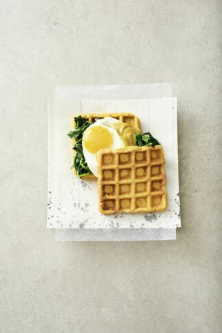 Süßkartoffelwaffeln mit Spinat und Ei Süßkartoffelwaffeln mit Spinat und Ei