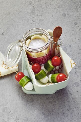 Beeren-Overnight-Oats mit Gemüsespießen Beeren-Overnight-Oats mit Gemüsespießen