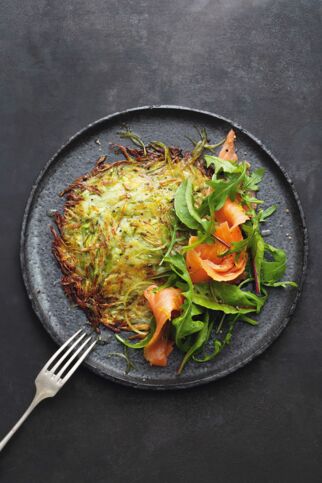 Spargel-Kartoffel-Roesti mit Raeucherlachs Limetten Honig Dressing und Rucola Spargel-Kartoffel-Roesti