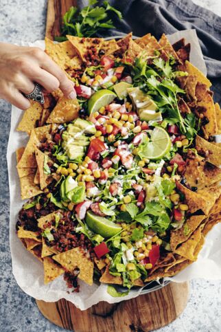 Überbackene Nachos mit Pilz-Tofu-Topping Überbackene Nachos mit Pilz-Tofu-Topping