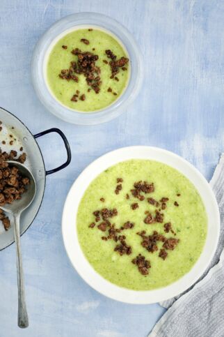 Brokkoli-Pastinaken-Suppe mit Hackfleisch Brokkoli-Pastinaken-Suppe mit Hackfleisch