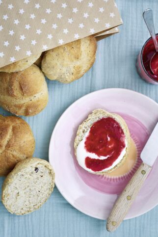 Nussbrötchen aus Quark-Hefe-Teig Nussbrötchen aus Quark-Hefe-Teig