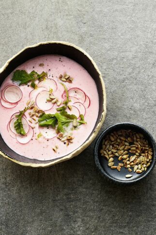 Kalte Ayran-Suppe mit Radieschen Kalte Ayran-Suppe mit Radieschen