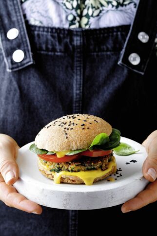 Walnuss-Burger 
mit Mango-Senf Walnuss-Burger 
mit Mango-Senf