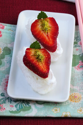Süße Sushi mit Erdbeeren Süße Sushi mit Erdbeeren