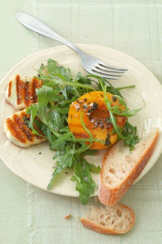 Rucolasalat mit gebratenen Pfirsichen und Halloumi Rucolasalat mit gebratenen Pfirsichen und Halloumi