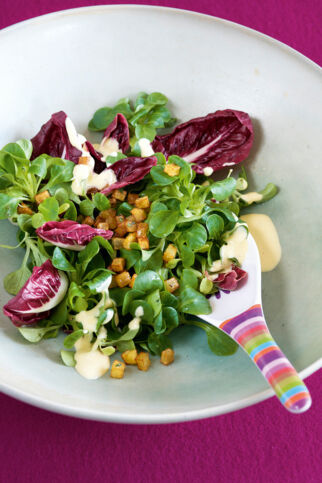 Feldsalat mit Radicchio und Kartoffel-Croûtons Feldsalat mit Radicchio und Kartoffel-Croûtons