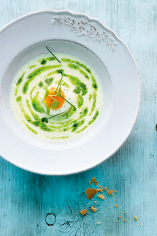 Kräutersuppe mit Wachsweich gekochtem Ei Kräutersuppe mit Wachsweich gekochtem Ei