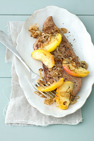 Gebratene Kalbsleber mit Äpfeln und Zwiebeln Gebratene Kalbsleber mit Äpfeln und Zwiebeln