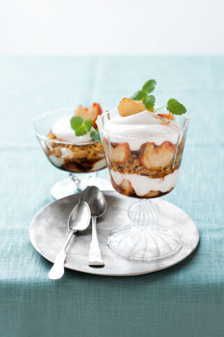 Trifle aus Amarettini, marinierten Pfirsichen und Ziegenfrischkäse-Creme Trifle aus Amarettini, marinierten Pfirsichen und Ziegenfrischkäse-Creme