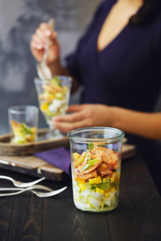 Schichtsalat mit Hähnchenbrustfilets und Mango Schichtsalat mit Hähnchenbrustfilets und Mango