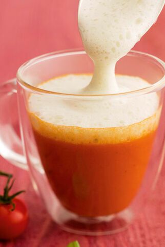 Tomatensüppchen mit Basilikumschaum Tomatensüppchen mit Basilikumschaum