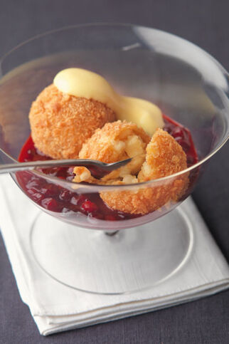 Gebackene Apfelknödel mit Preiselbeer-Gewürz-Ragout und Mostschaum Gebackene Apfelknödel mit Preiselbeer-Gewürz-Ragout und Mostschaum
