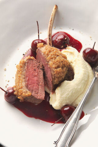 Hirschkoteletts mit Maronenkruste, Selleriepüree und eingelegten Wildkirschen Hirschkoteletts mit Maronenkruste, Selleriepüree und eingelegten Wildkirschen