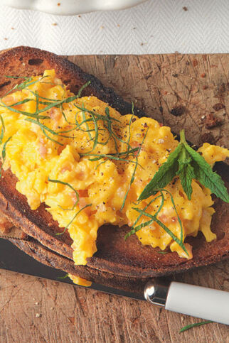 Geröstetes Bauernbrot mit Rührei und Minze Geröstetes Bauernbrot mit Rührei und Minze