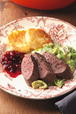 Gamsrücken aus dem Heu mit Birnen-Erdäpfel-Plätzchen und Rahmwirsing Gamsrücken aus dem Heu mit Birnen-Erdäpfel-Plätzchen und Rahmwirsing