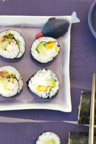Vegetarische Sushi mit zweierlei Füllung Vegetarische Sushi mit zweierlei Füllung