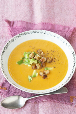 Süßkartoffelsuppe mit Avocado Süßkartoffelsuppe mit Avocado