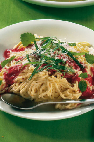 Süße Spaghetti mit Himbeersauce Süße Spaghetti mit Himbeersauce