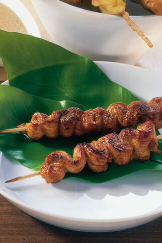 Saté-Spieße mit Erdnuss-Sauce Saté-Spieße mit Erdnuss-Sauce