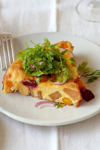 Wurzel-Frittata mit Kräutersalat und Meerrettichcreme Wurzel-Frittata mit Kräutersalat und Meerrettichcreme