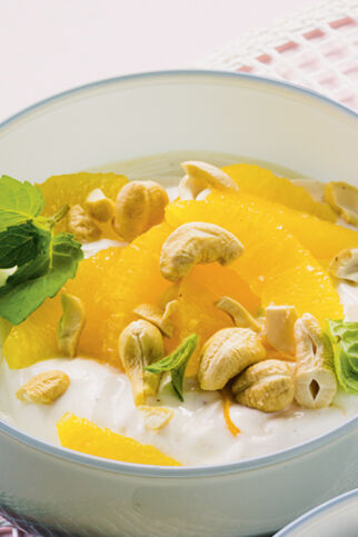 Orangenjoghurt mit Cashewkernen Orangenjoghurt mit Cashewkernen
