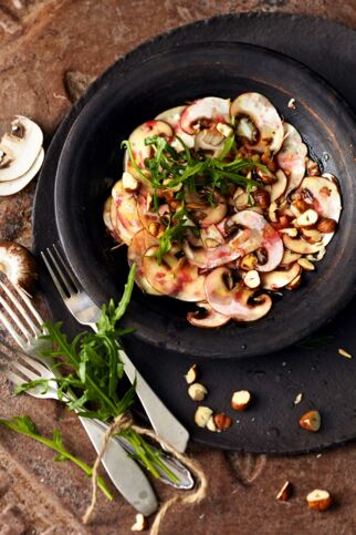 Pilzcarpaccio mit Haselnüssen Pilzcarpaccio mit Haselnüssen