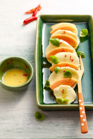 Papaya-Mozzarella mit Chili-Vinaigrette Papaya-Mozzarella mit Chili-Vinaigrette