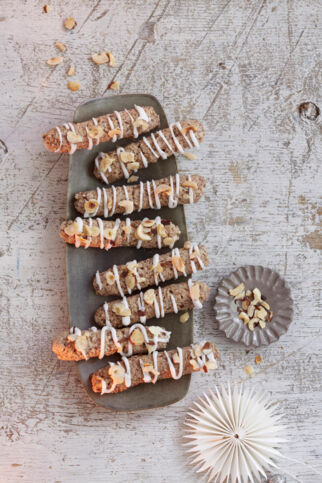 Baiserstangerl mit Mandeln und Nüssen Baiserstangerl mit Mandeln und Nüssen