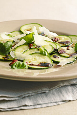 Zucchini-Carpaccio mit Parmesan Zucchini-Carpaccio mit Parmesan