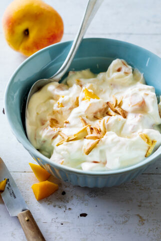 Pfirsich-Quark mit gerösteten Mandelstiften Pfirsich-Quark mit gerösteten Mandelstiften