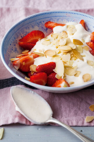 Erdbeeren mit Kokoscremehäubchen Erdbeeren mit Kokoscremehäubchen