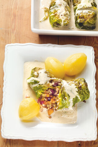 Wirsingrouladen mit Linsen-Mandel-Füllung Wirsingrouladen mit Linsen-Mandel-Füllung