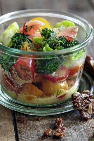 Tomaten-Grapefruit-Salat mit Chili-Brokkoli und Brotchips Tomaten-Grapefruit-Salat mit Chili-Brokkoli und Brotchips