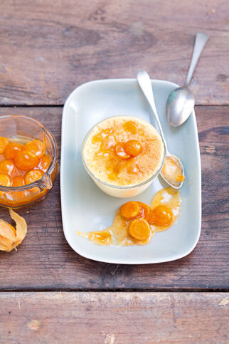 Weißes Schoko-Soufflé mit Physalissauce Weißes Schoko-Soufflé mit Physalissauce