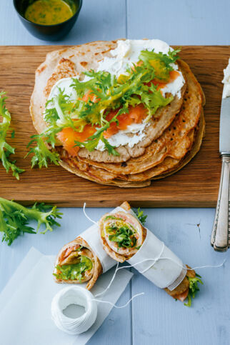 Buchweizenpfannkuchen mit Frischkäse-Lachs-Füllung Buchweizenpfannkuchen mit Frischkäse-Lachs-Füllung