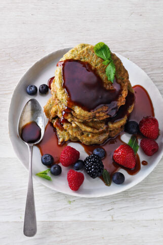 Zucchini-Pancakes mit Dattelsirup und Beeren Zucchini-Pancakes mit Dattelsirup und Beeren