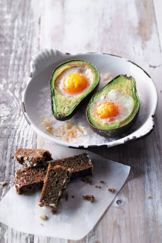 Eivocado aus dem Ofen mit Vollkornbrot Eivocado aus dem Ofen mit Vollkornbrot